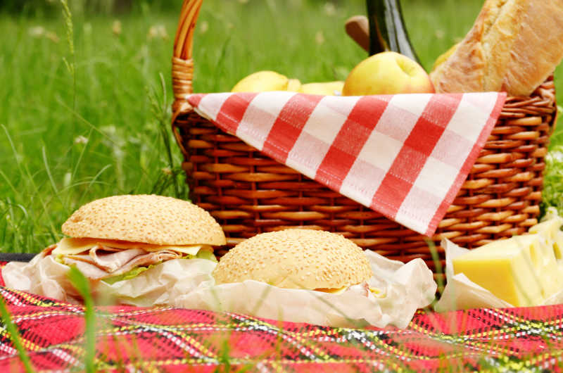 野餐篮中的葡萄酒和三明治