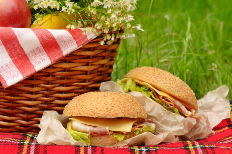 野餐篮子中的汉堡美食