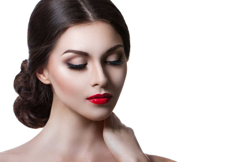 漂亮的黑发女人有着精致的红唇妆容