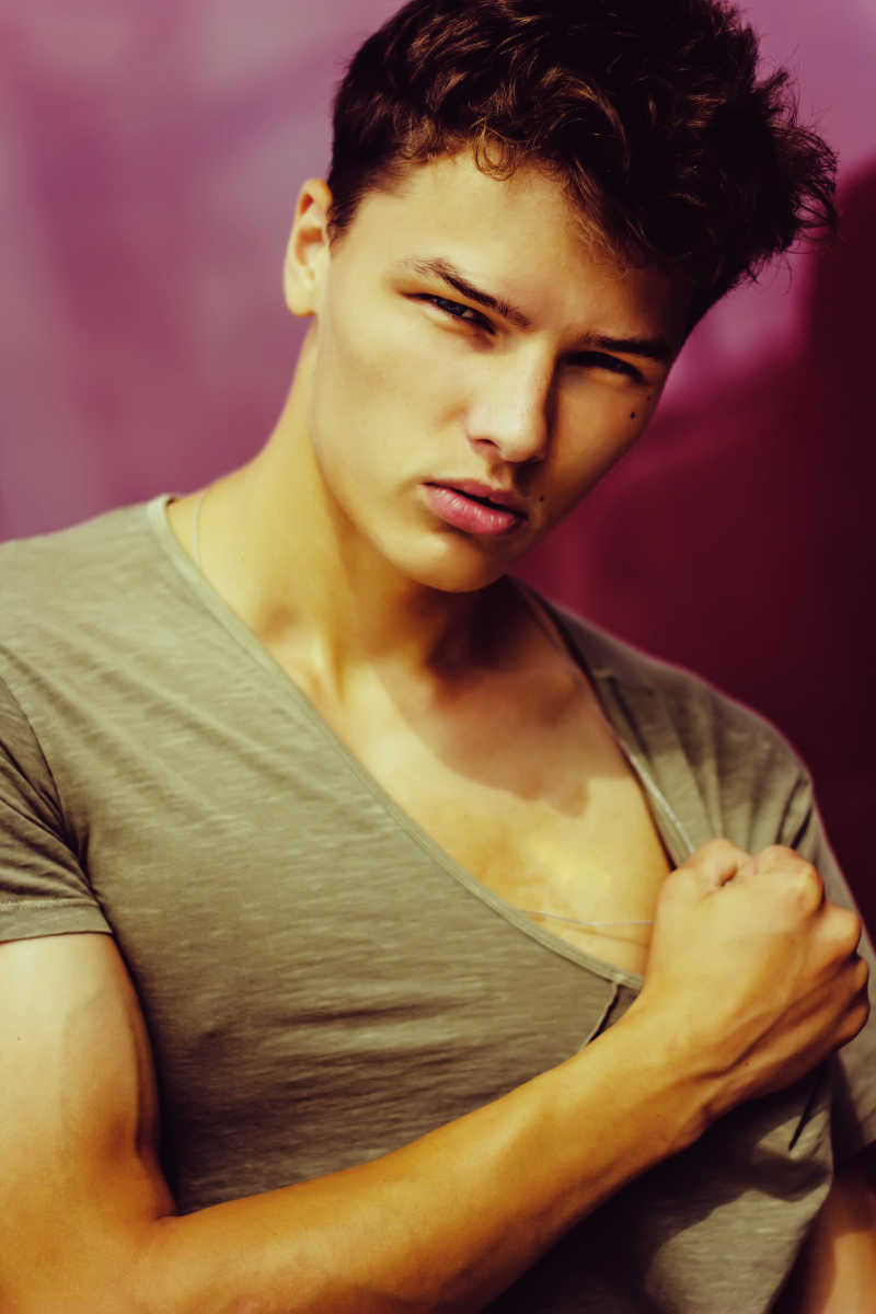 英俊的少年图片_公路上玩滑板的年轻小伙素材_高清图片_摄影照片_寻图