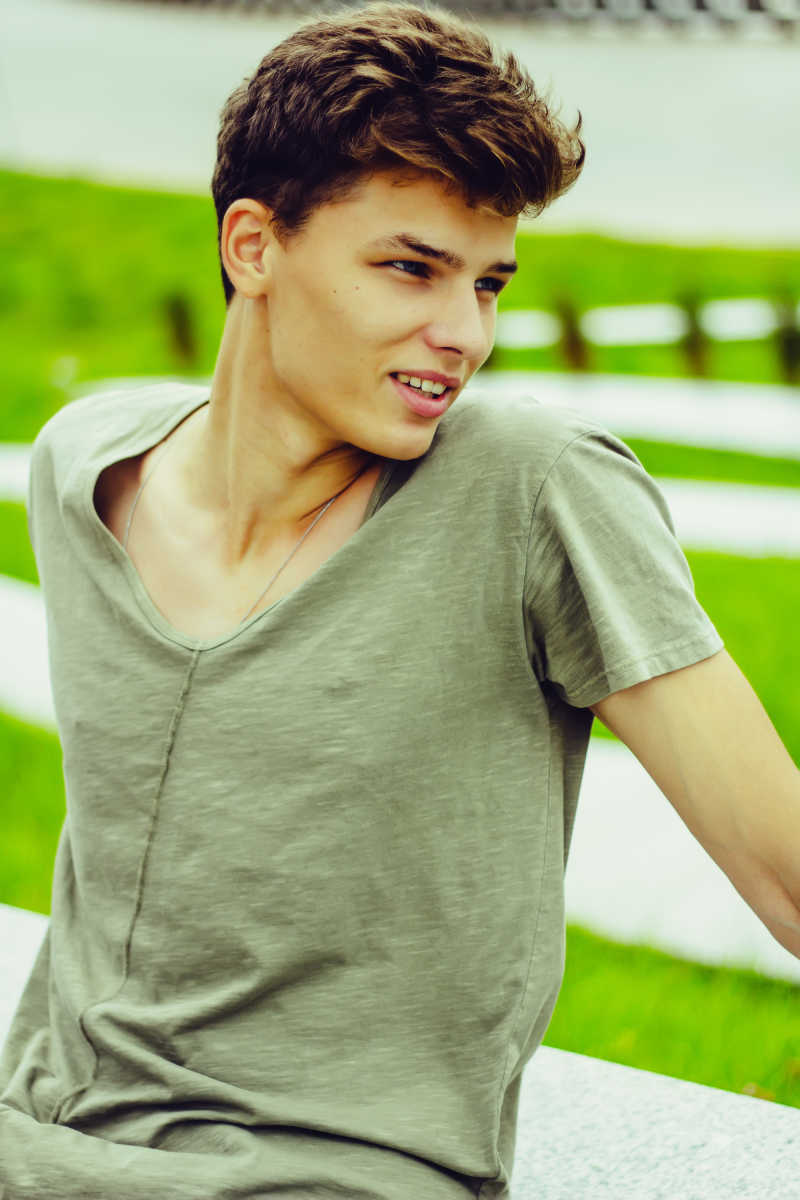 英俊的少年图片_公路上玩滑板的年轻小伙素材_高清图片_摄影照片_寻图