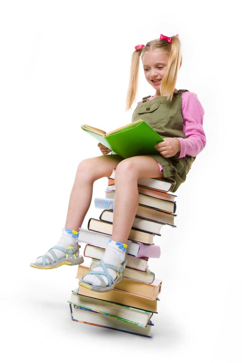 书店小女孩坐着看书图片