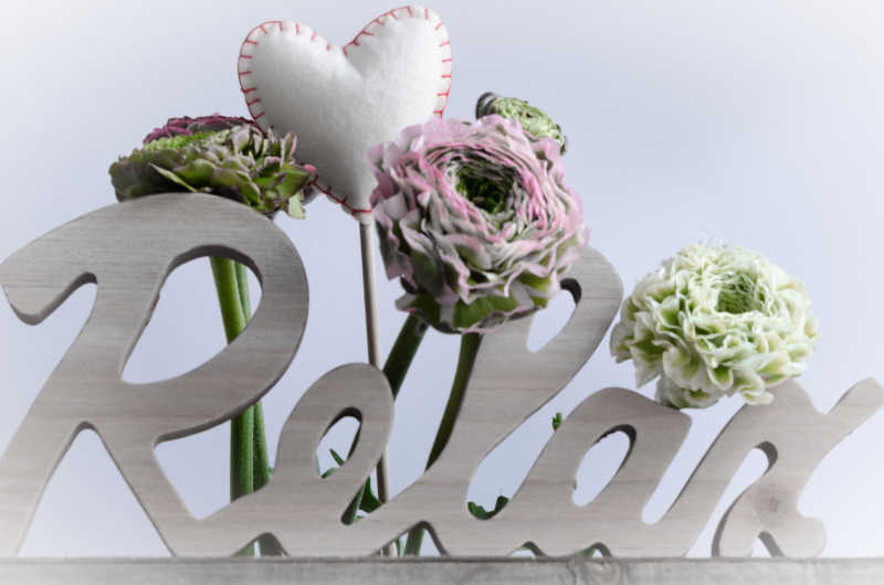 放松字母和装饰花朵