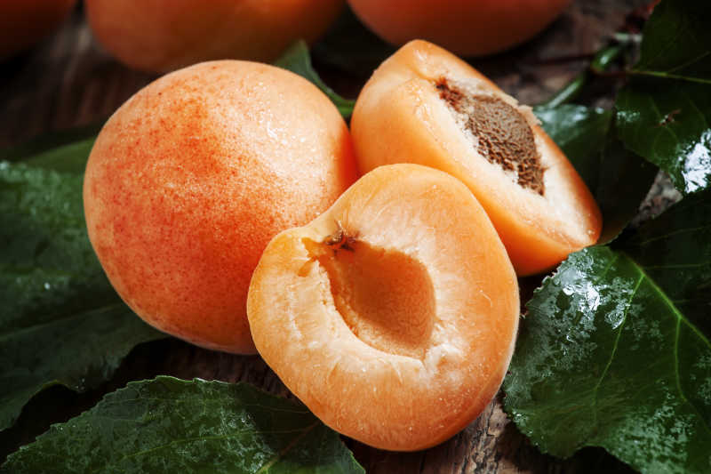 树叶上美味的杏肉