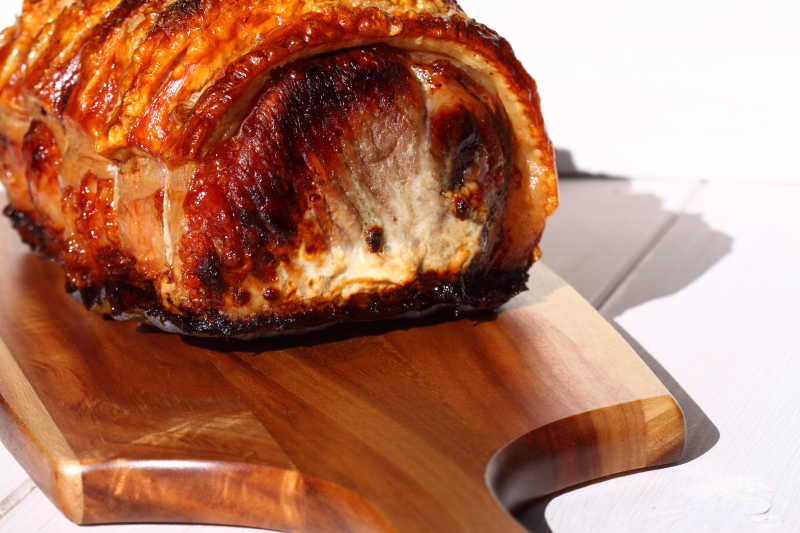 木板上美味的烤猪肉