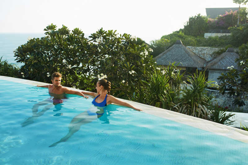 夫妻靠在泳池边