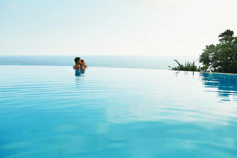 在泳池中泡着的一对夫妻