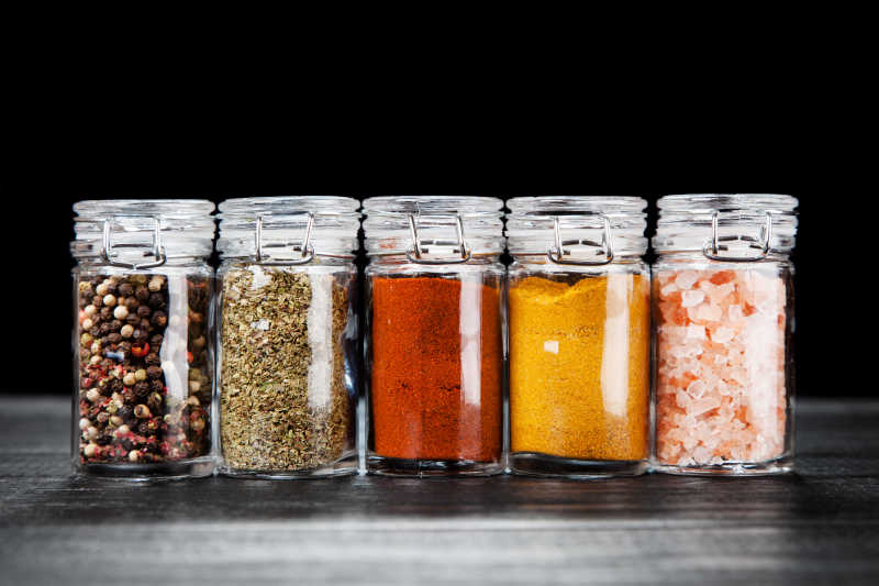 玻璃瓶里的不同药草和香料