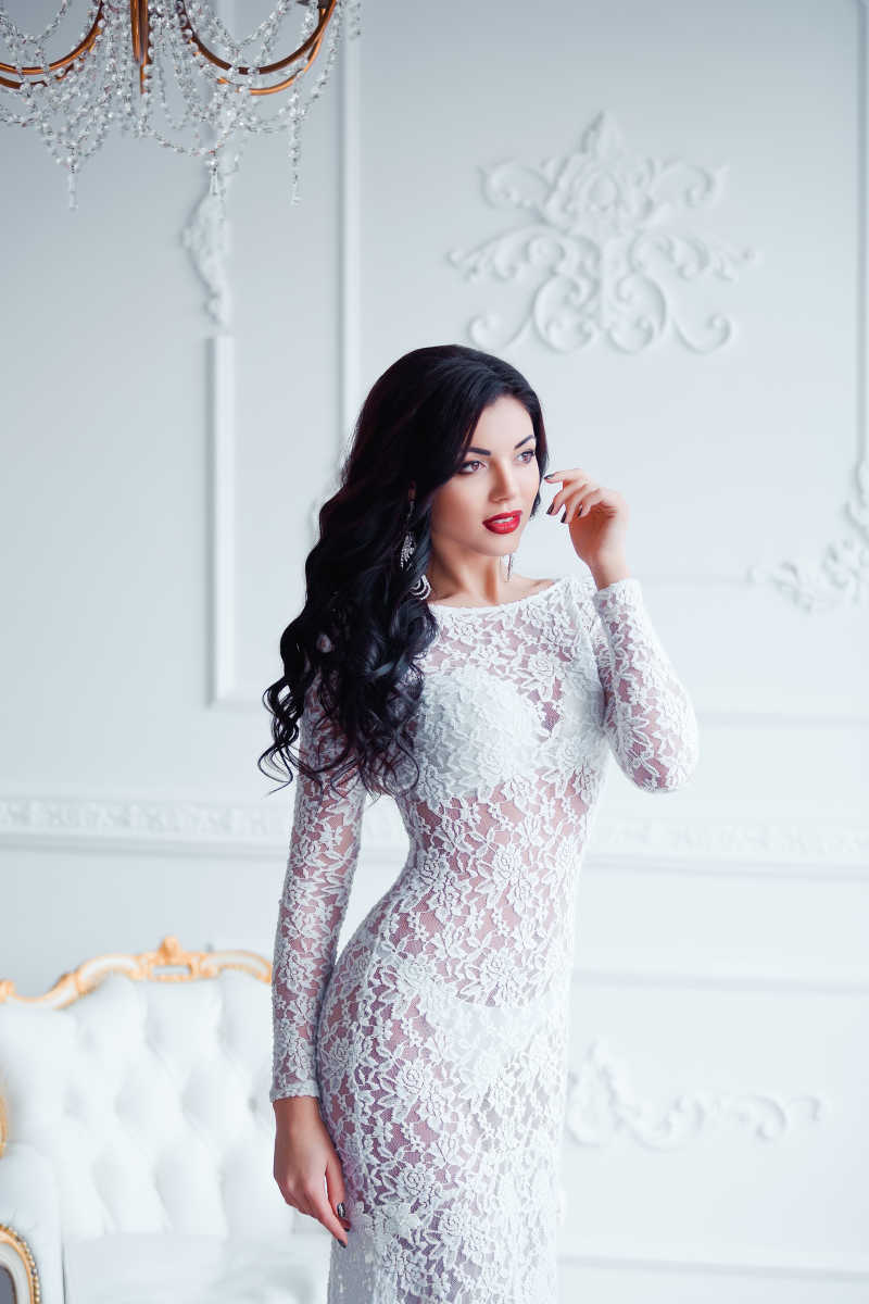 黑色卷发的漂亮女人