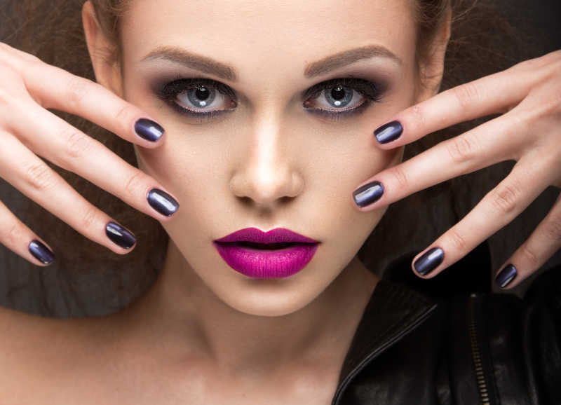 涂着时尚指甲的漂亮女孩