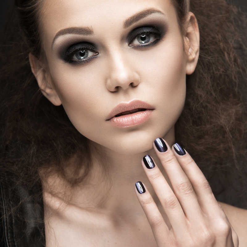 黑色背景下娇美的女孩子