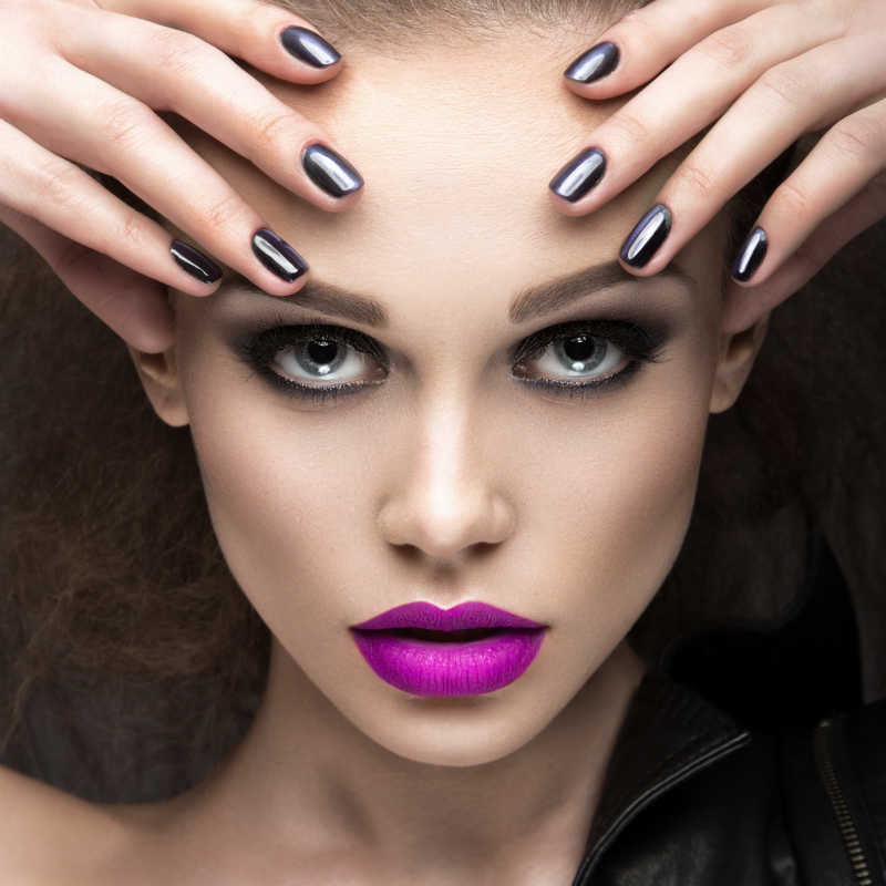 穿着黑色皮夹克时尚漂亮的女孩