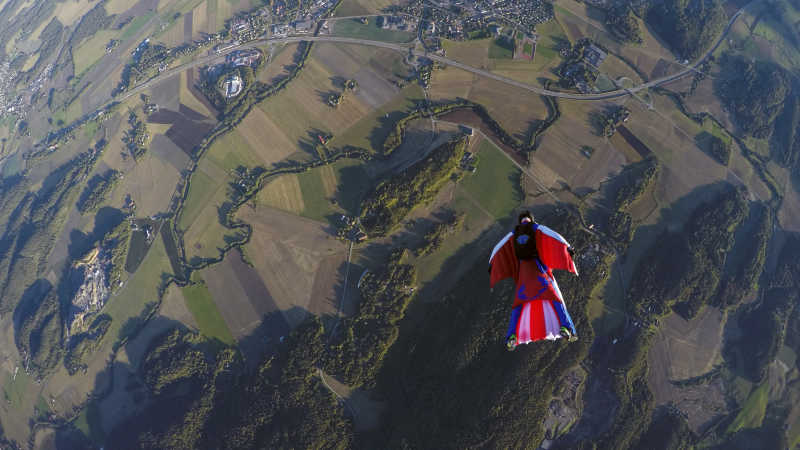 穿滑行服滑行的人