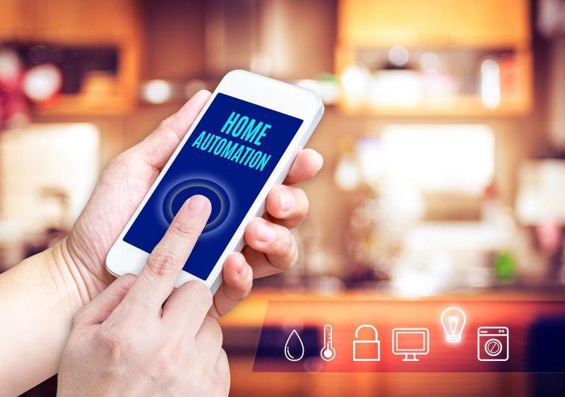 手拿智能手机的男子的手