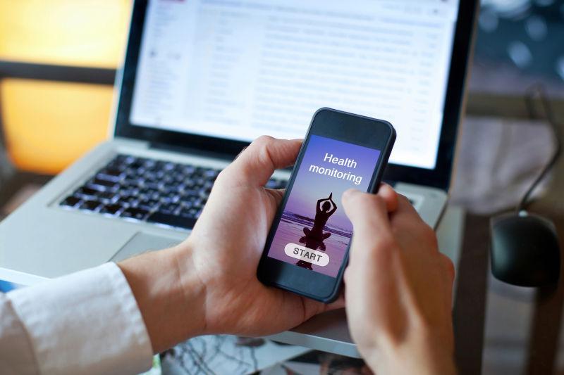 看着智能手机的男子