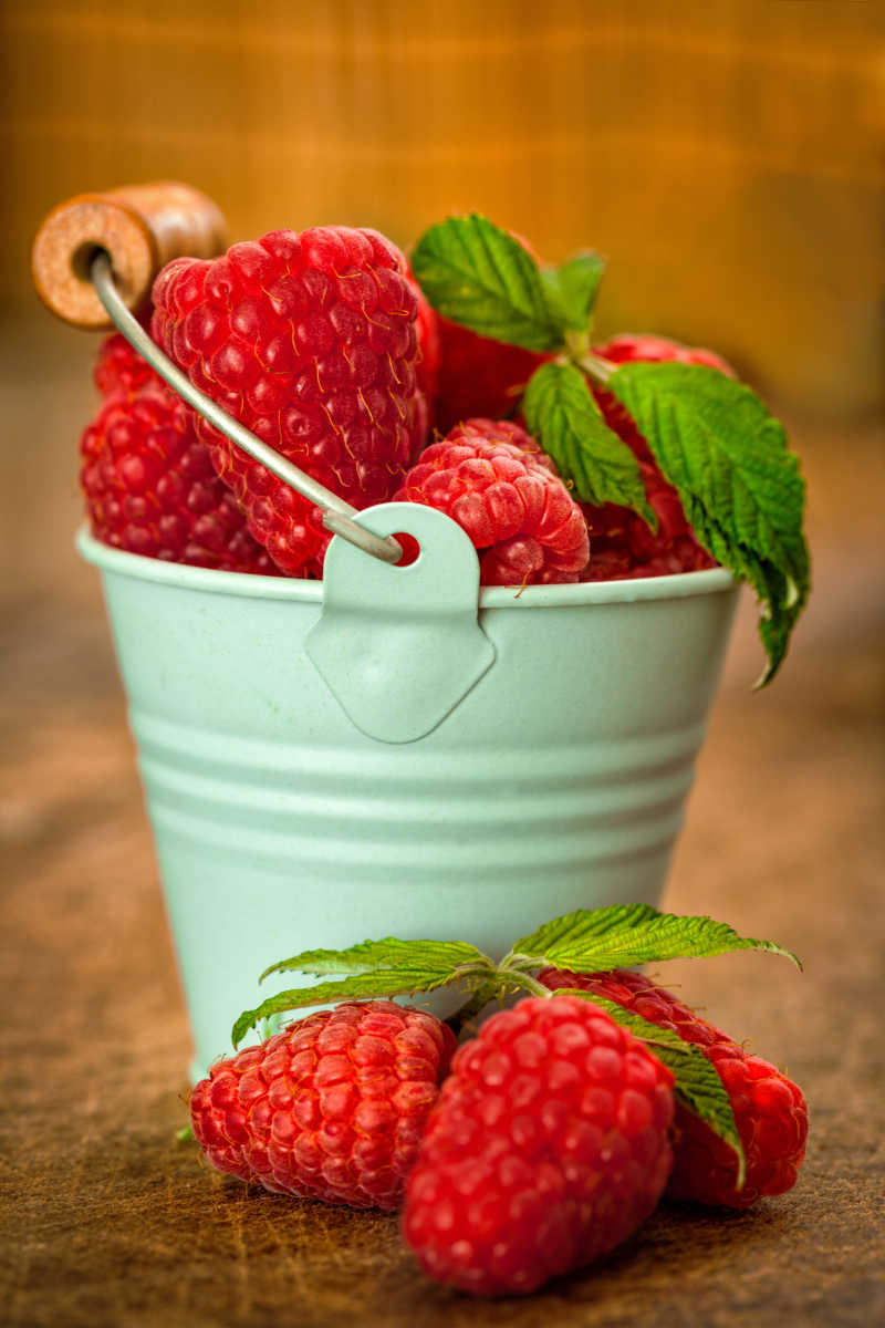 一杯草莓冰沙和新鲜草莓