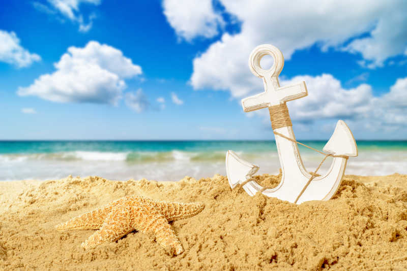 夏季海滩上的锚和海星