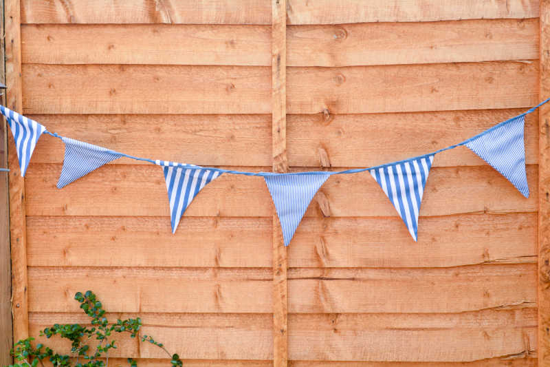 蓝色小旗和木板的背景