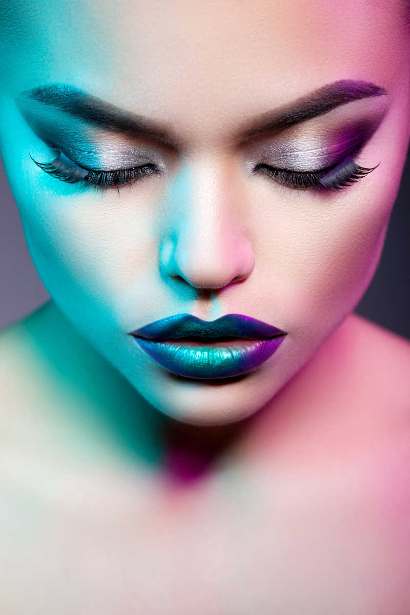 色彩缤纷的女人的脸部特写