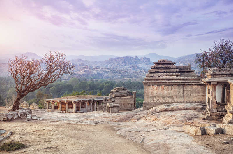 紫色天空下的亨比寺庙建筑遗址