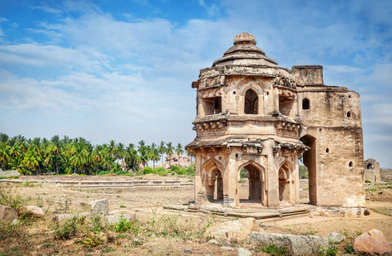 蓝天下的亨比塔建筑