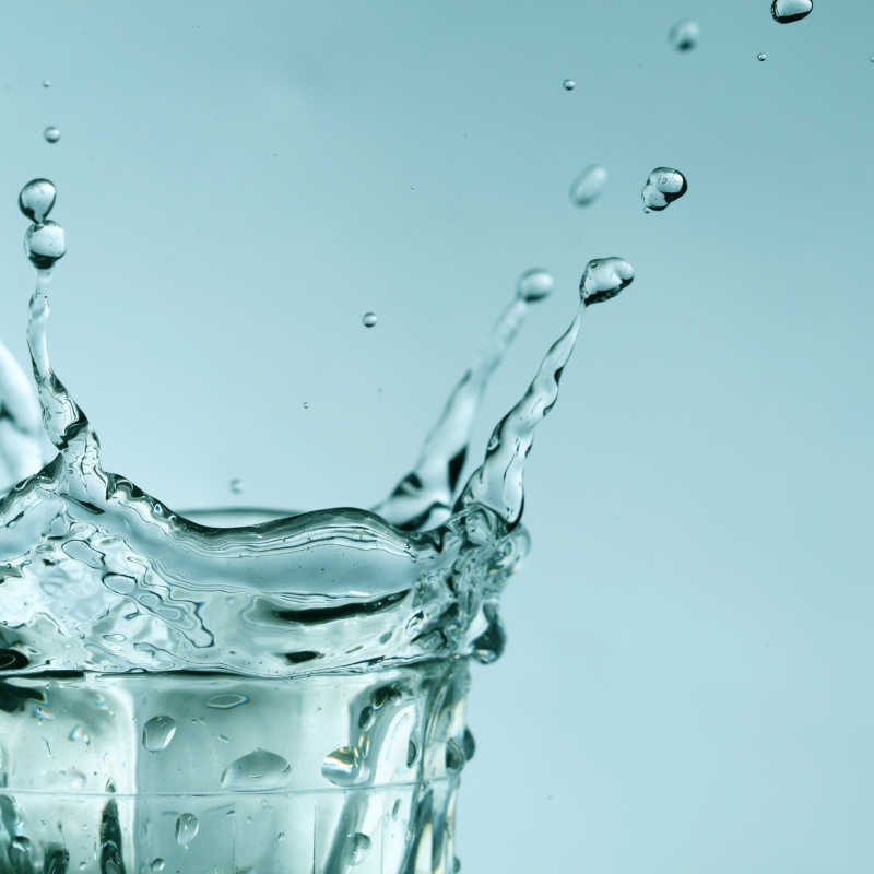 玻璃杯里飞溅的水