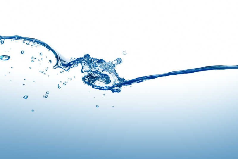 溅起水花的蓝色水面