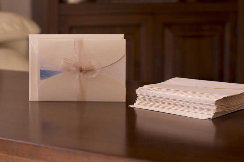 木桌上精致的邀请函