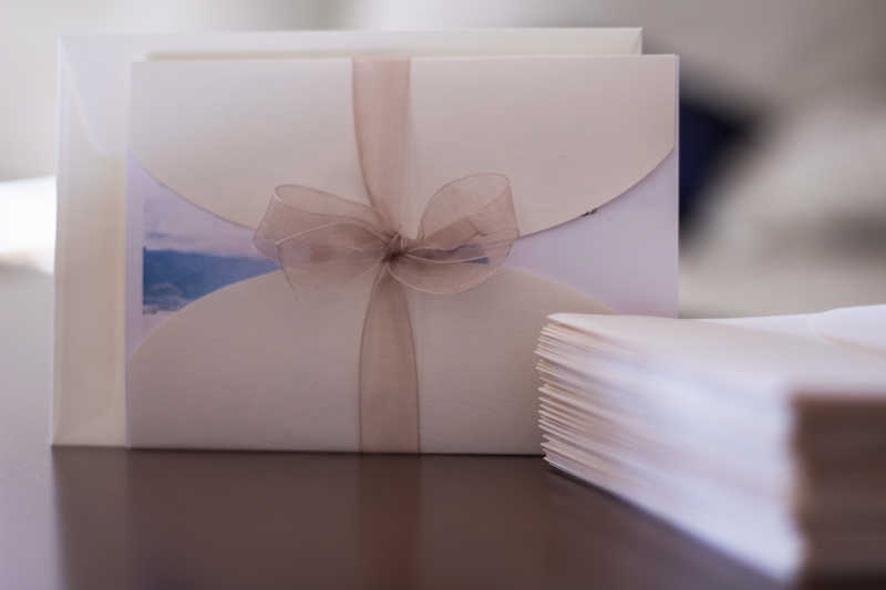 桌子上一叠精致的邀请函