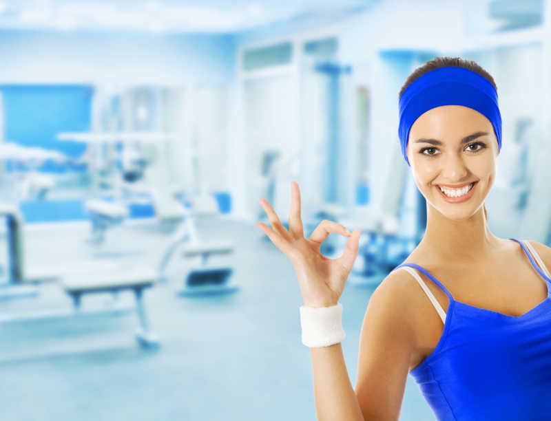 健身房内OK手势的女人