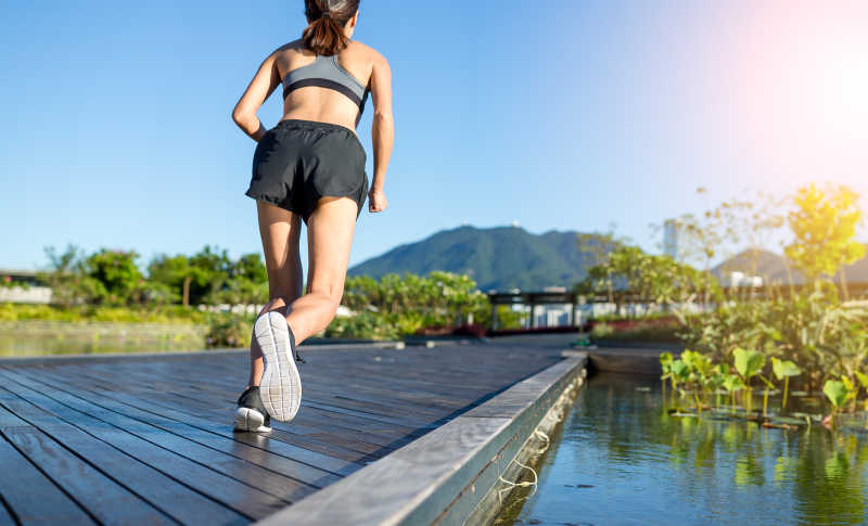 在公园里跑步的女人