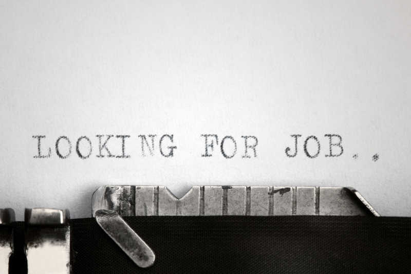 用旧打字机写的找工作