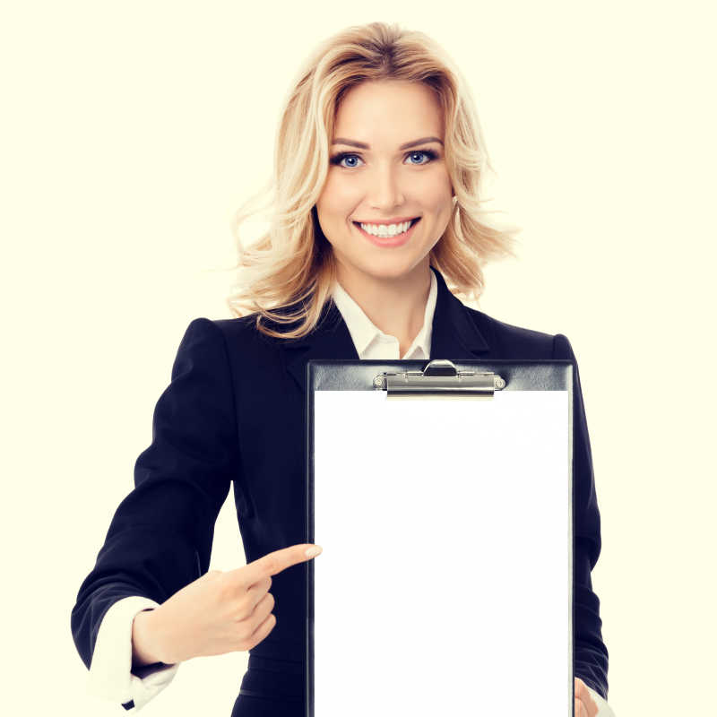 拿着空白剪贴板的女商人