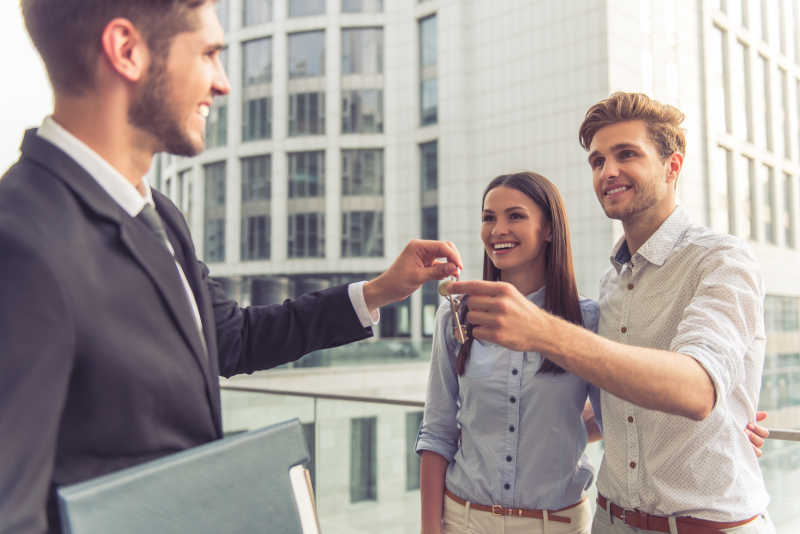 漂亮的房地产经纪人和幸福的夫妇