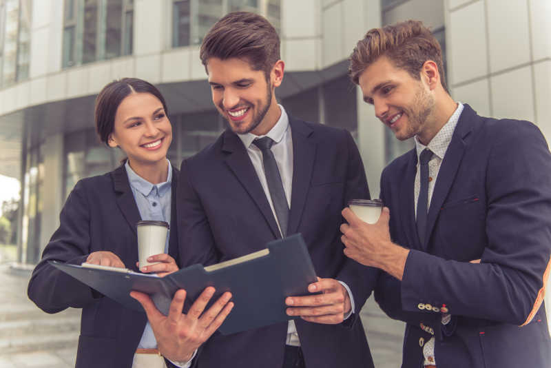 拿着文件夹交谈的商人