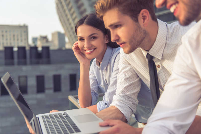 使用笔记本电脑工作的商人