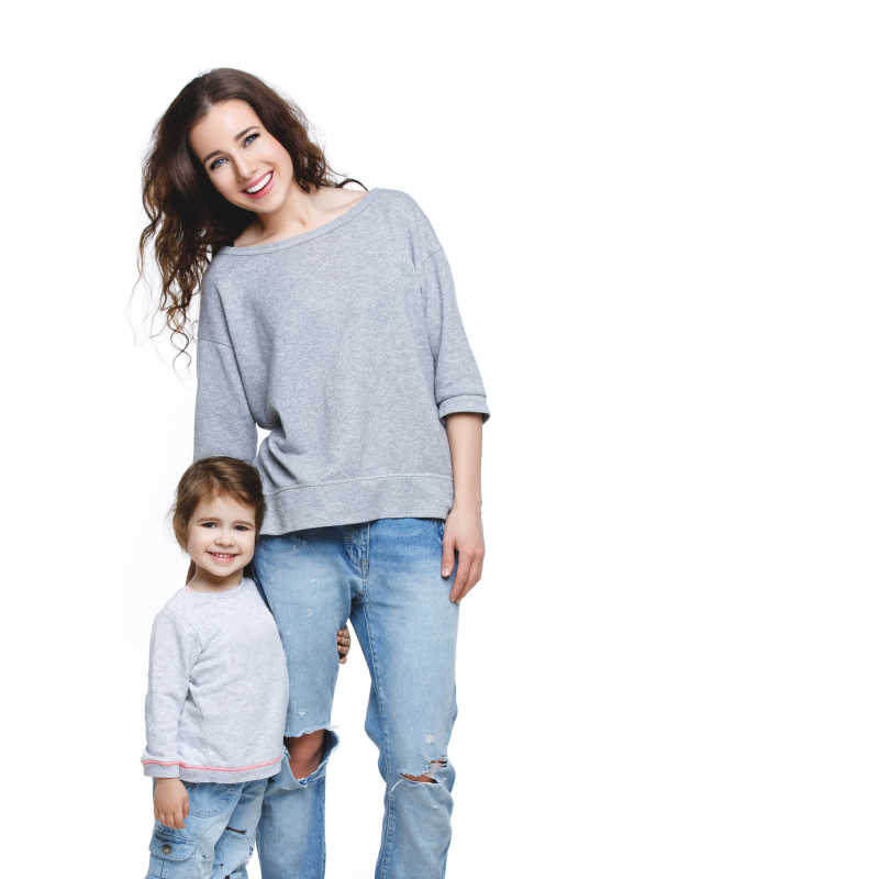 在白色背景下时尚的妈妈带着女儿