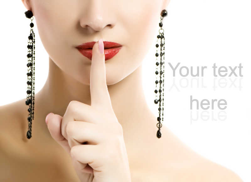 做出保持沉默手势的美女肖像