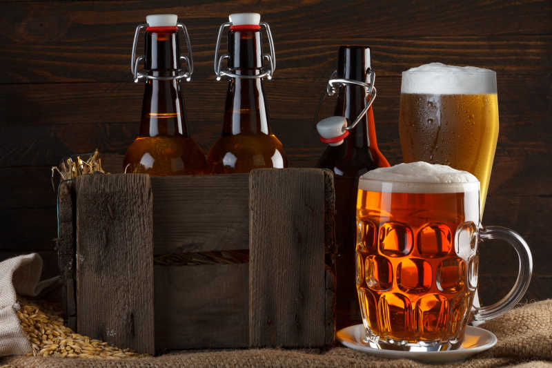 啤酒杯与啤酒瓶里的啤酒