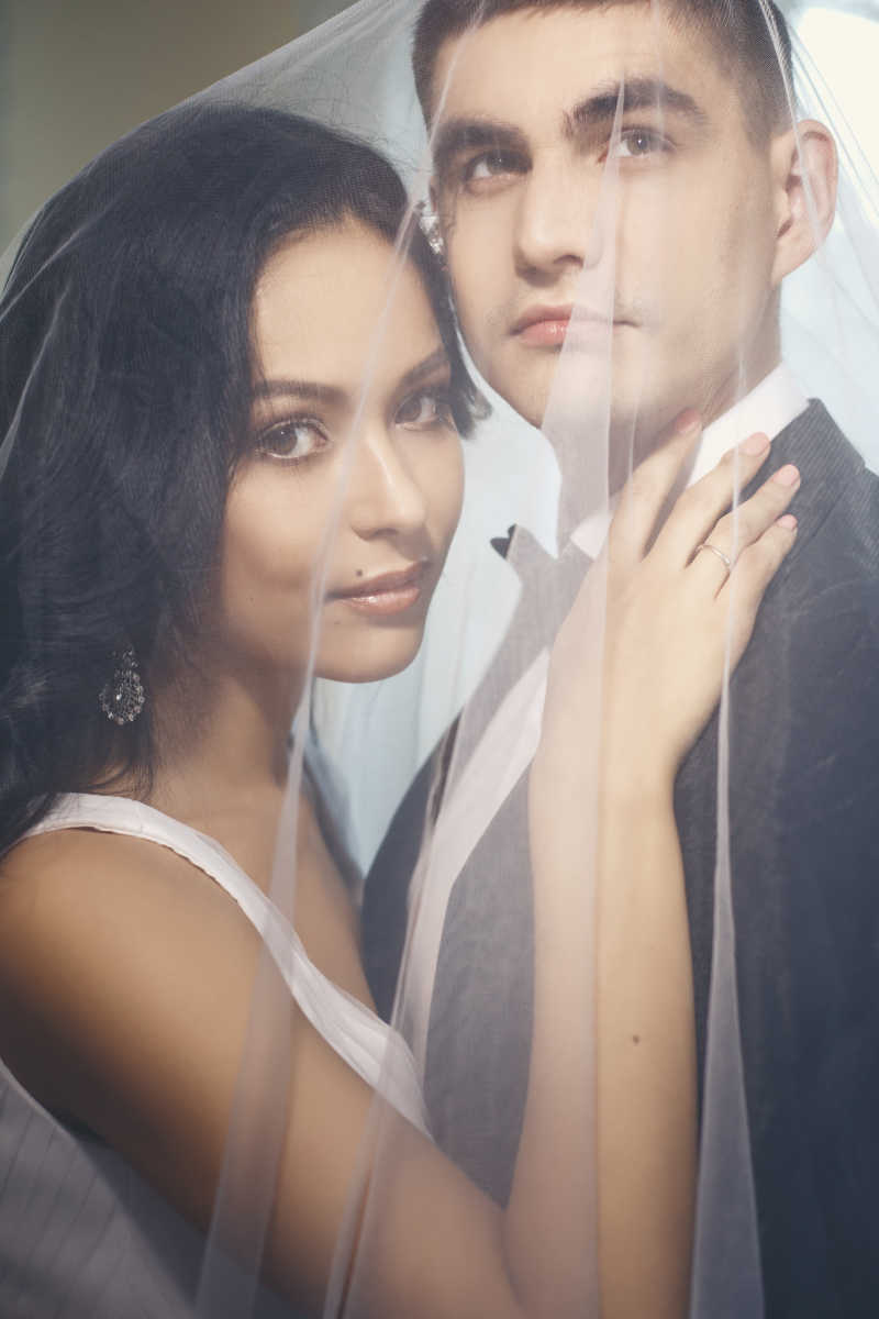 盖着面纱的新娘新郎