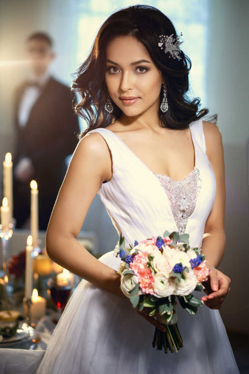 穿着白色婚纱的优雅新娘