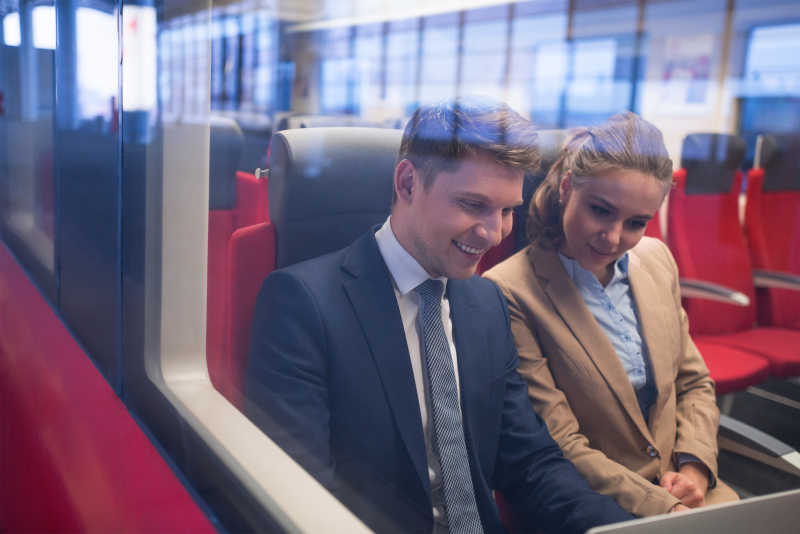 火车上的讨论中的年轻商人