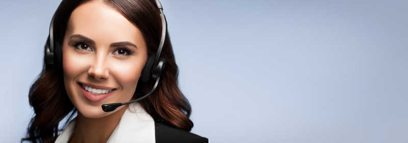 漂亮的带耳麦的年轻接线员