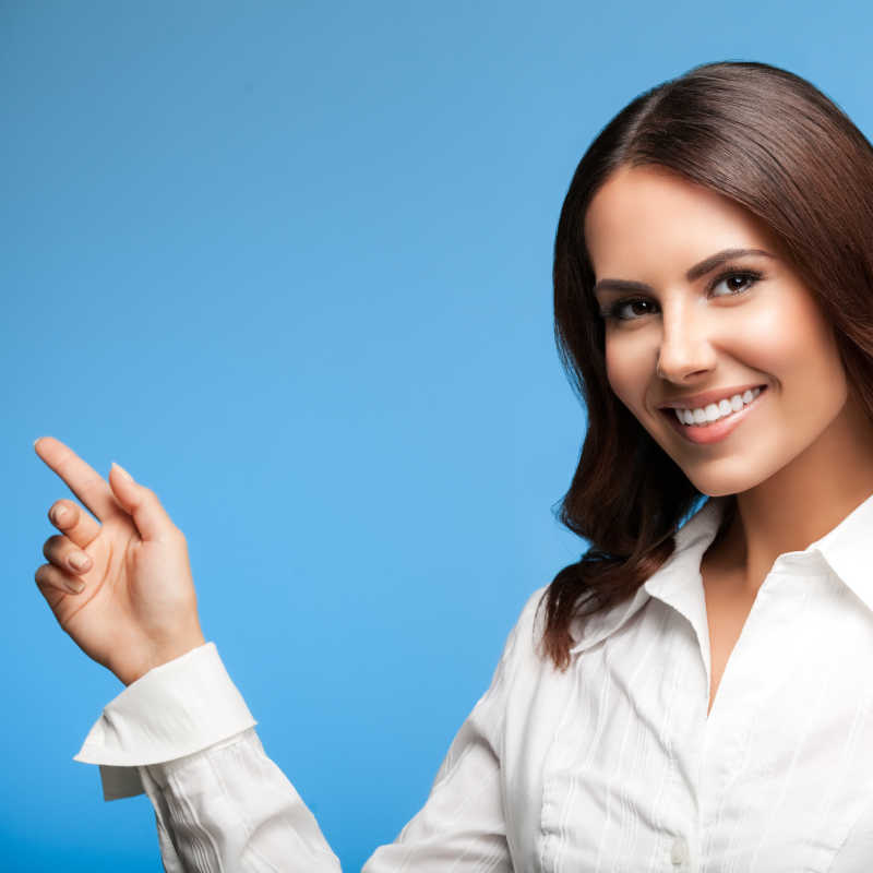 蓝色背景上穿白色衣服的女商人