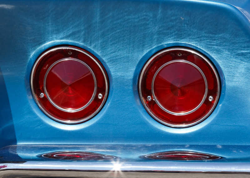 经典汽车的红色尾灯