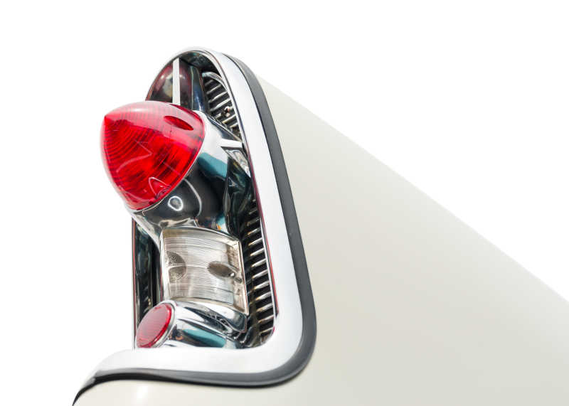 白色经典汽车的尾灯