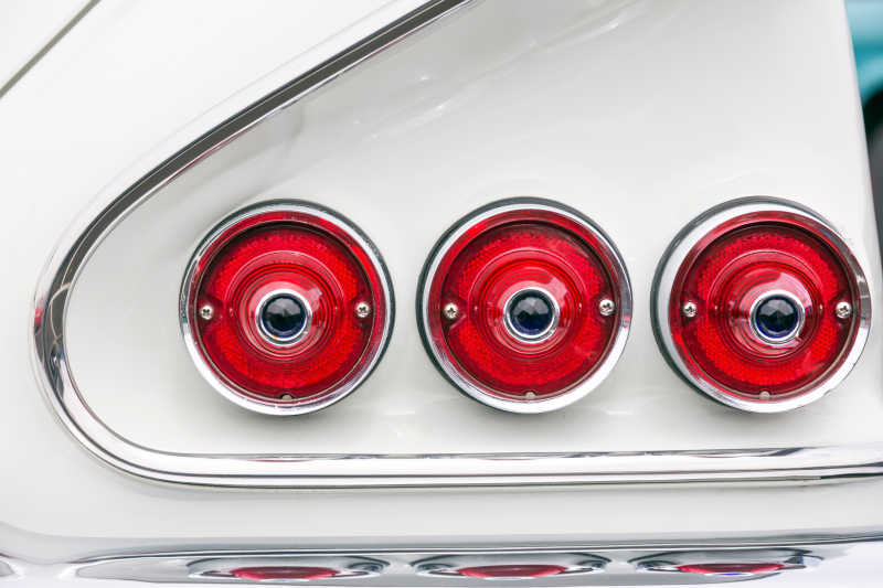 白色汽车红色尾灯