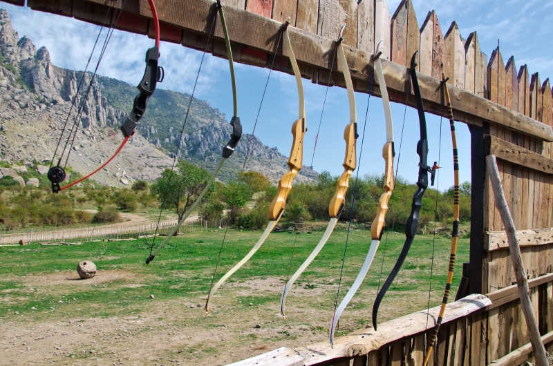 挂在户外架子上的弓