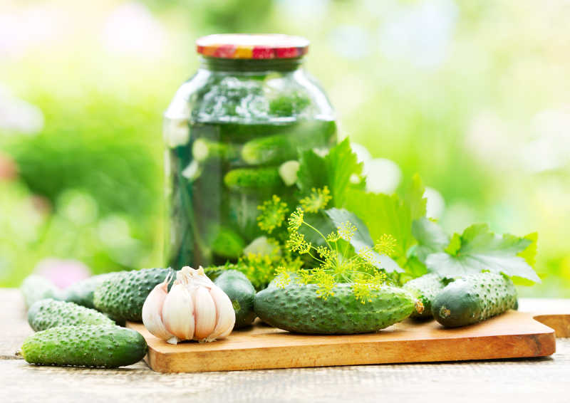 木桌的腌黄瓜