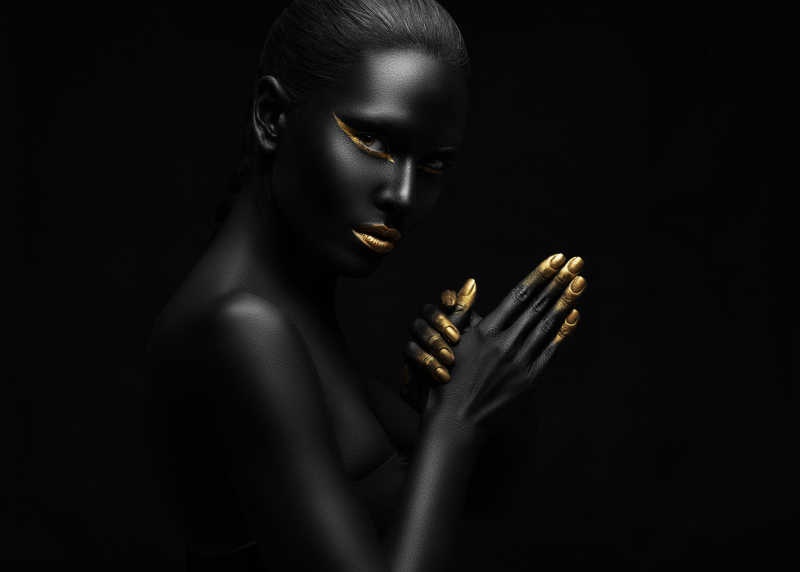 黑色背景上一个全身漆黑的女人